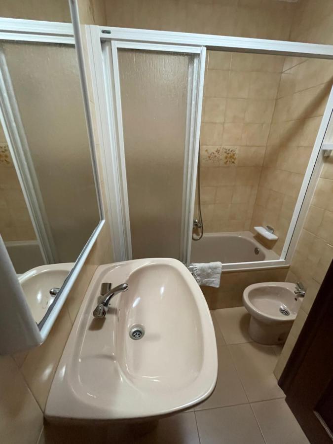Hostal Restaurante Luz De Luna Villanueva De Arosa Eksteriør billede